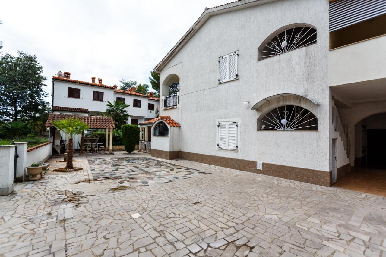 Apartmani Mili Malinska Exteriör bild