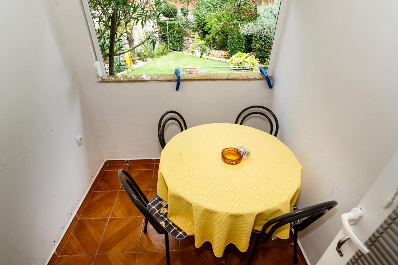 Apartmani Mili Malinska Exteriör bild