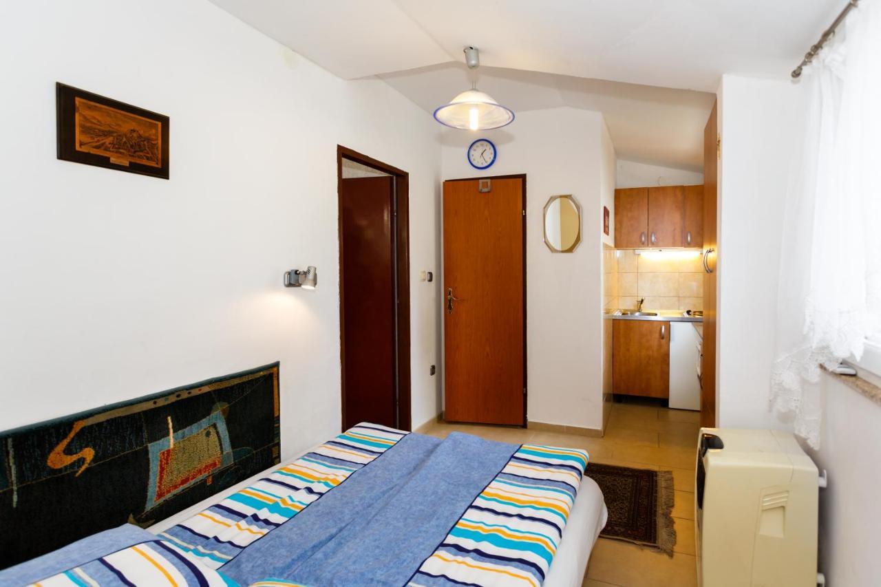 Apartmani Mili Malinska Exteriör bild