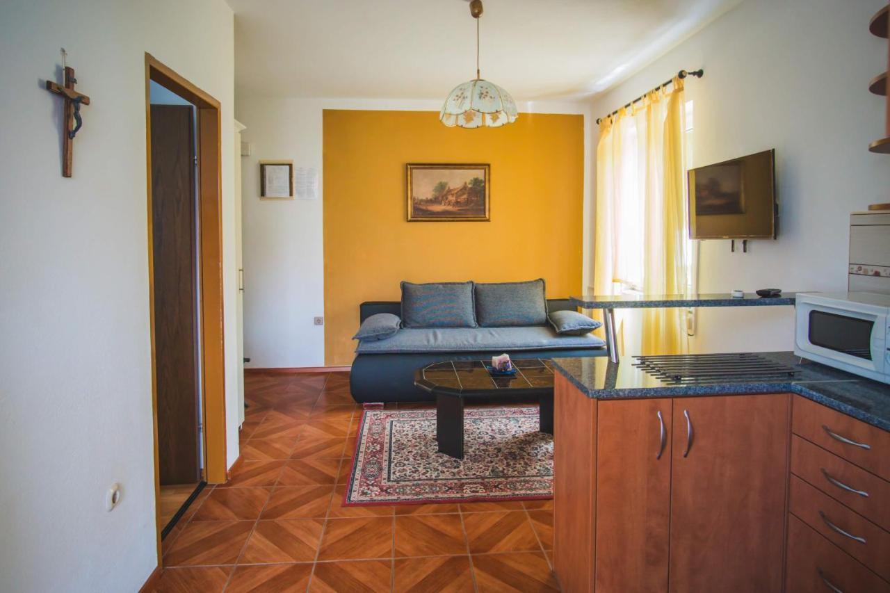 Apartmani Mili Malinska Exteriör bild