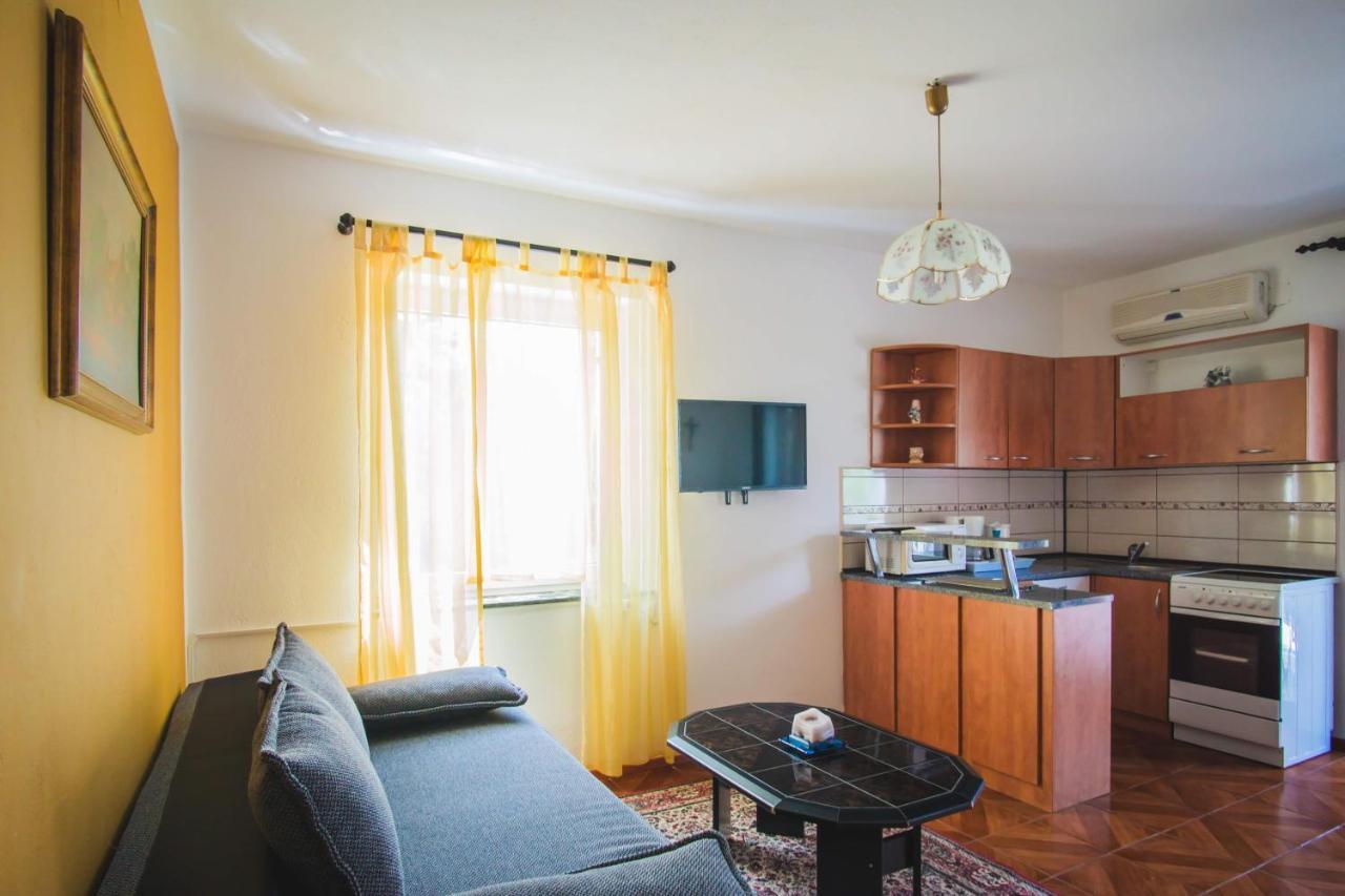 Apartmani Mili Malinska Exteriör bild